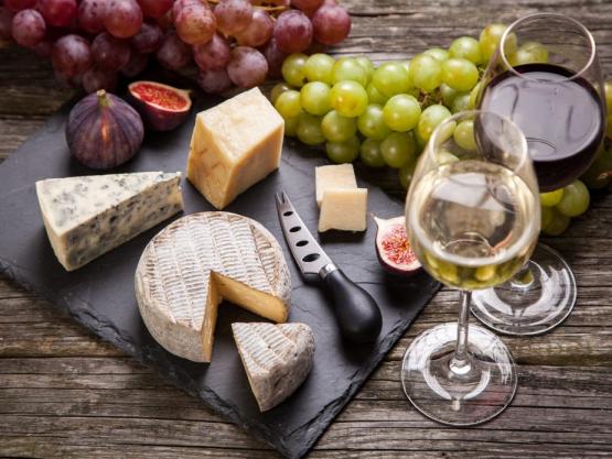 Sur le fromage, vin rouge ou vin blanc ? Faites votre choix 